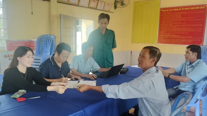 Người dân vùng cực Nam Tổ quốc phấn khởi khi nhận quà Tết Độc lập
