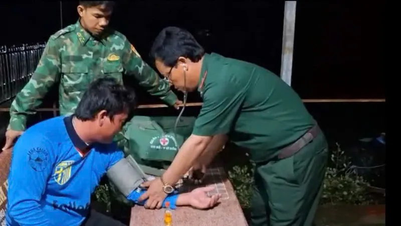 Cà Mau: Cứu 4 thuyền viên sau nhiều giờ trôi dạt trên biển