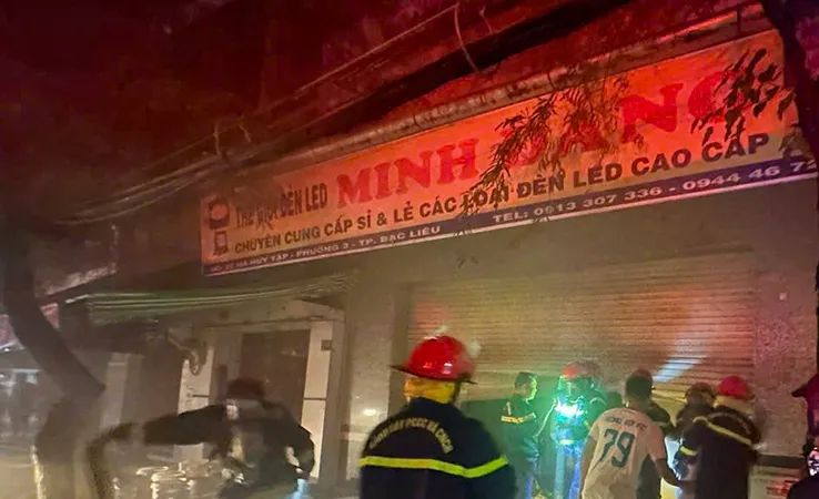Cà Mau: Lửa thiêu rụi cửa hàng bán đồ điện