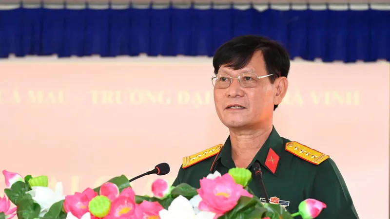 Đại tá Lê Quang Luật phát biểu tại buổi lễ khai giảng. Ảnh: VĂN ĐÔNG