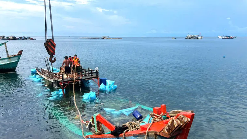 Cà Mau: Cứu hộ kịp thời 3 thuyền viên gặp nạn trên biển