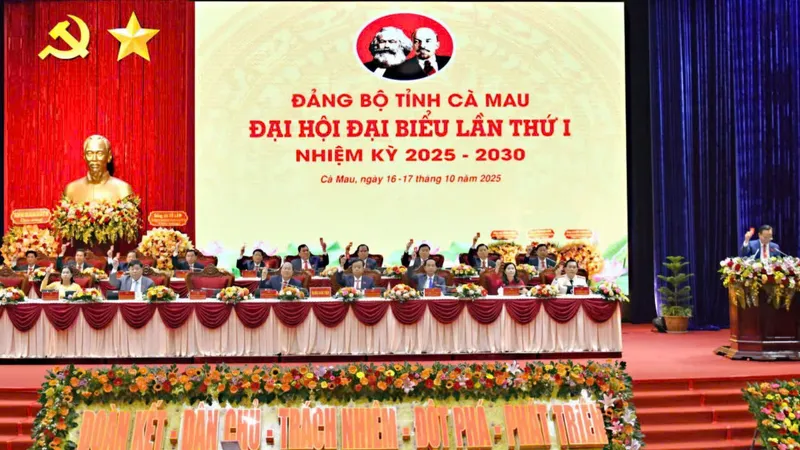 Đại biểu dự Đại hội Đảng bộ tỉnh Cà Mau lần thứ I ủng hộ đồng bào khắc phục hậu quả bão lũ