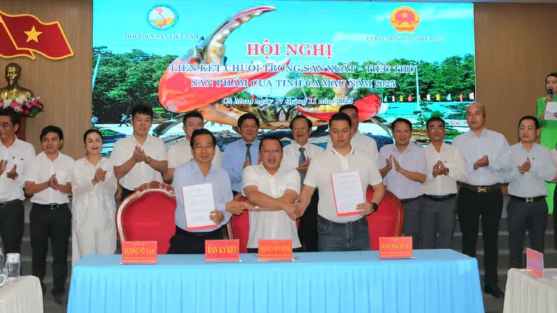 Đại diện Sở Công thương Cà Mau, Hội Thuỷ sản Việt Nam và Hiệp hội doanh nghiệp vừa và nhỏ Thành Cảnh (Trung Quốc) ký kết biên bản hợp tác, phát triển ngành cua tỉnh Cà Mau