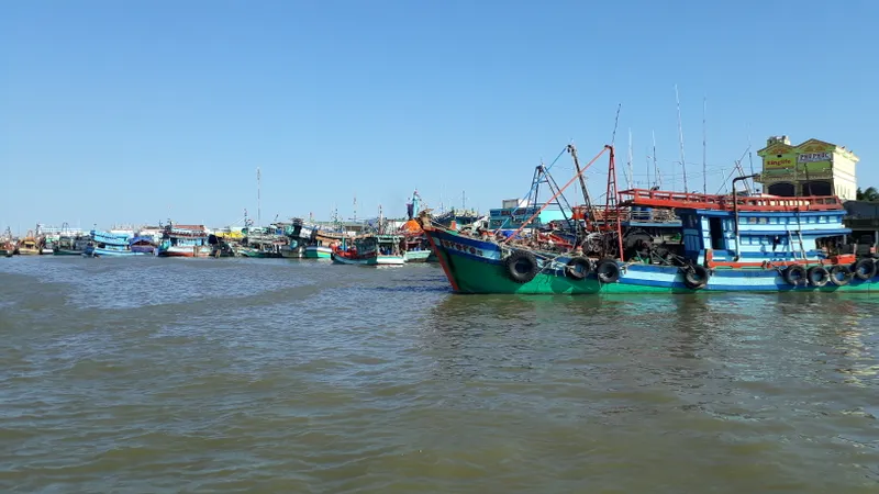 Ngư dân có tàu cá chiều dài từ 15m trở lên sẽ được nâng cấp, thay thế thiết bị giám sát hành trình