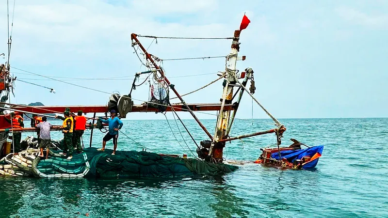 Cà Mau: Kịp thời cứu 13 ngư dân bị chìm tàu trên biển