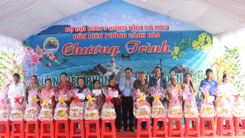 Cà Mau: Mang quà xuân đến vùng biên giới biển Gành Hào