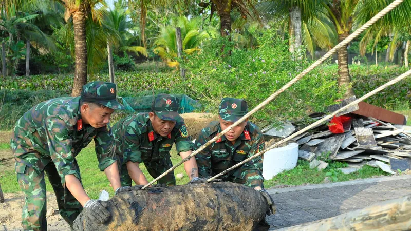 Cà Mau: Bàn giao 8 quả bom cho lực lượng công binh hủy nổ