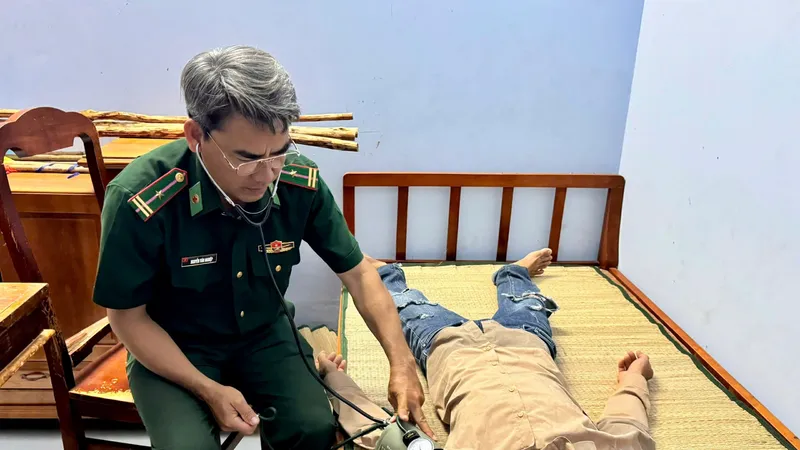 Cà Mau: Cứu kịp thời 2 thuyền viên trôi dạt vào cửa biển