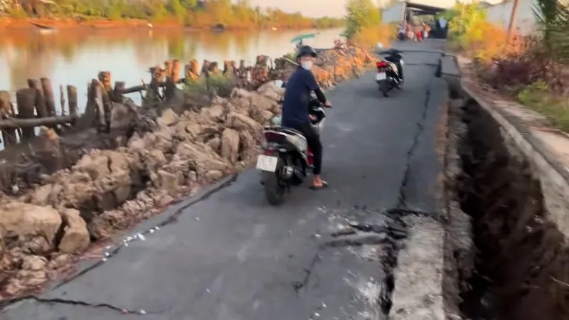 Cà Mau: Đường kênh xáng Đông Hưng sụt lún, giao thông chia cắt