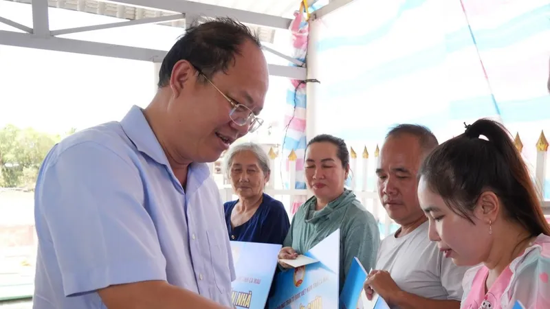 Bí thư Tỉnh ủy Cà Mau thăm hỏi các hộ dân bị ảnh hưởng do sạt lở 