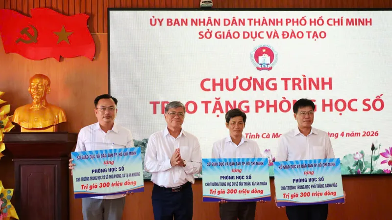 Sở GD-ĐT TPHCM trao tặng 3 phòng học số cho các trường ven biển tỉnh Cà Mau