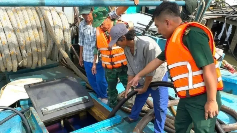 Phát hiện tàu cá chở hơn 31.000 lít dầu không rõ nguồn gốc