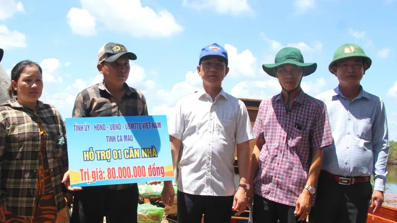 Lãnh đạo tỉnh Cà Mau thăm hỏi, hỗ trợ các hộ dân bị thiệt hại do lốc xoáy