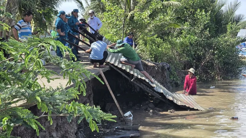 Cà Mau: Liên tiếp xảy ra 3 vụ sạt lở trong đêm