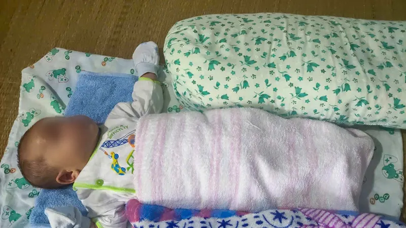 Bé trai bị bỏ rơi đang được gia đình ông L.M.H. chăm sóc, sức khoẻ ổn định. Ảnh: CHÂU PHA