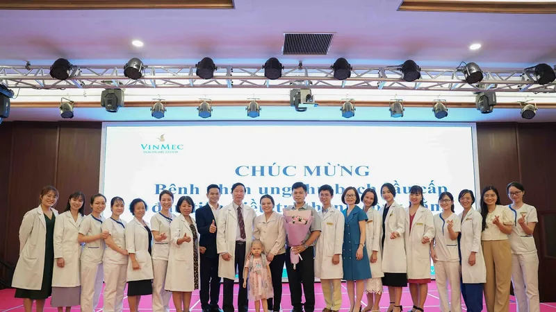 Gia đình bé Bảo Chi chụp ảnh cùng tập thể bác sĩ đã đồng hành cùng em suốt thời gian qua