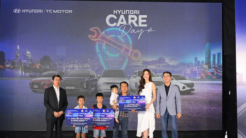 Ông Nguyễn Anh Tú, Tổng Giám đốc Hyundai Thành Công Việt Nam (bên trái) tham gia chương trình “Hyundai Care Day 2024” tại Cần Thơ
