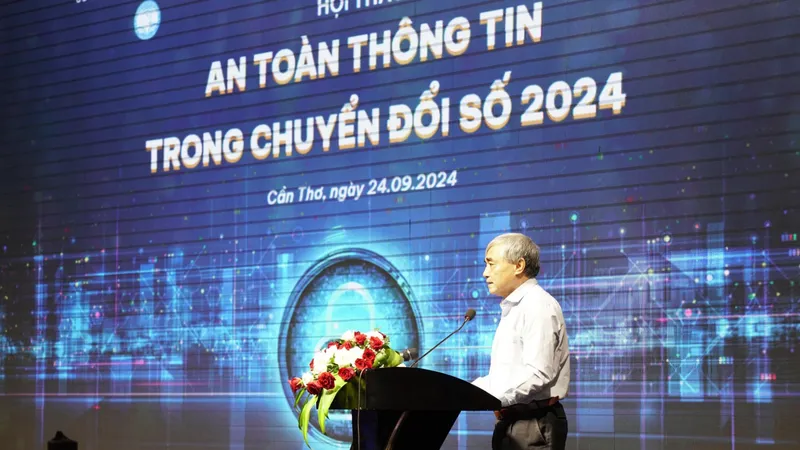 Ông Nguyễn Minh Hồng – Chủ tịch Hội Truyền thông số Việt Nam phát biểu tại Hội thảo An toàn thông tin trong chuyển đổi số