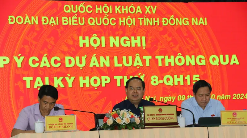 Phó Bí thư Tỉnh ủy, Trưởng đoàn Đại biểu Quốc hội tỉnh Đồng Nai Quản Minh Cường (giữa) chủ trì hội nghị