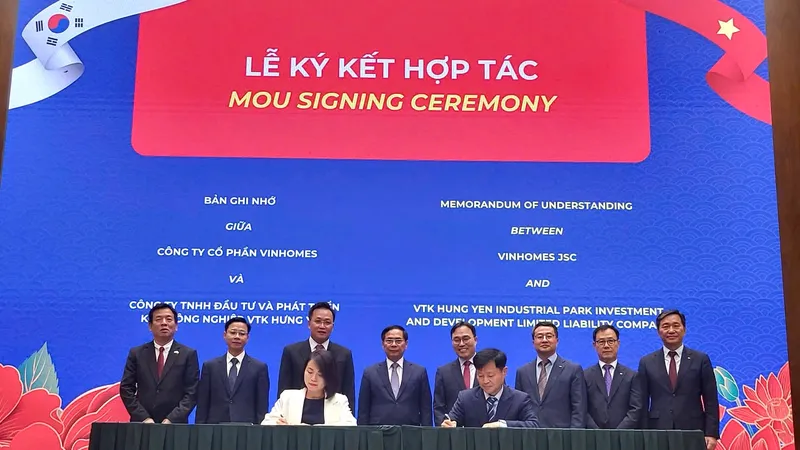 Đại diện công ty Vinhomes (trái) ký biên bản ghi nhớ hợp tác với đại diện VTK (phải) trong khuôn khổ Sự kiện Meet Korea – Gặp gỡ Hàn Quốc 2025 do Bộ Ngoại giao Việt Nam và Đại sứ quán Hàn Quốc tại Việt Nam chủ trì.
