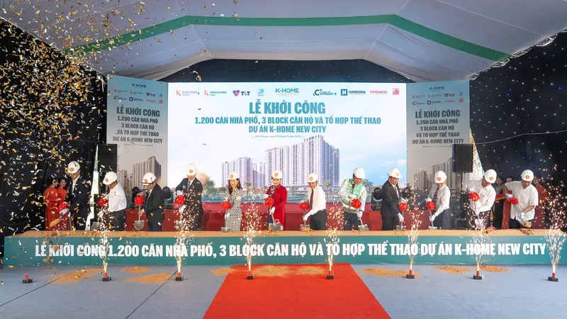 Ban lãnh đạo Kim Oanh Group và các đối tác, khách mời thực hiện nghi thức khởi công xây dựng 1.200 căn nhà phố, 3 block căn hộ và tổ hợp thể thao dự án K-Home New City.
