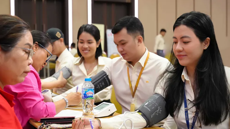 CBNV Thaco khám sức khỏe trước khi hiến máu