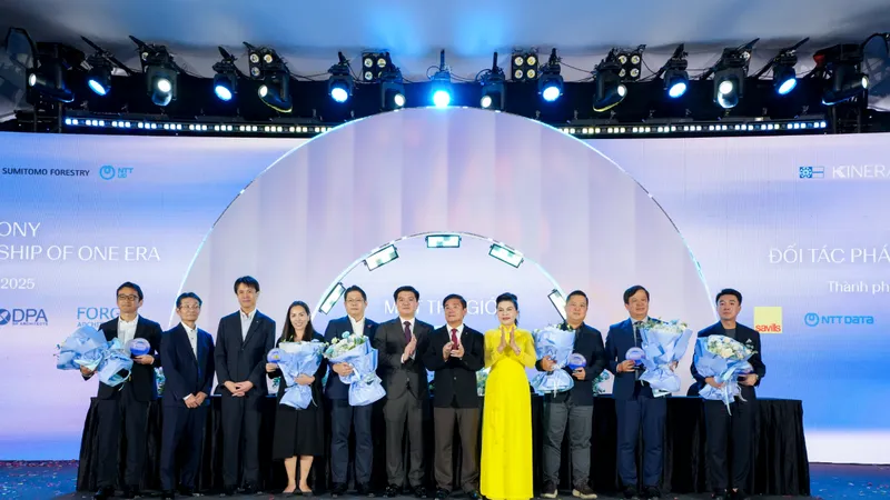 Bà Đặng Thị Kim Oanh trao kỷ niệm chương cho đại diện các đối tác đồng hành và các nhà phát triển