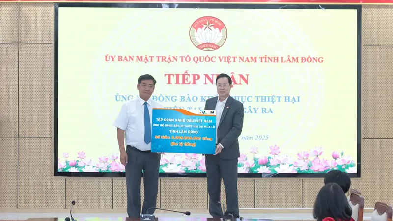 Ông Đào Hoài Nam - Bí thư Đảng ủy, Chủ tịch Công ty TNHH MTV Petrolimex Lâm Đồng (bìa trái) - thừa ủy quyền lãnh đạo Tập đoàn Xăng dầu Việt Nam trao số tiền 3 tỷ đồng ủng hộ người dân tỉnh Lâm Đồng khắc phục hậu quả thiên tai