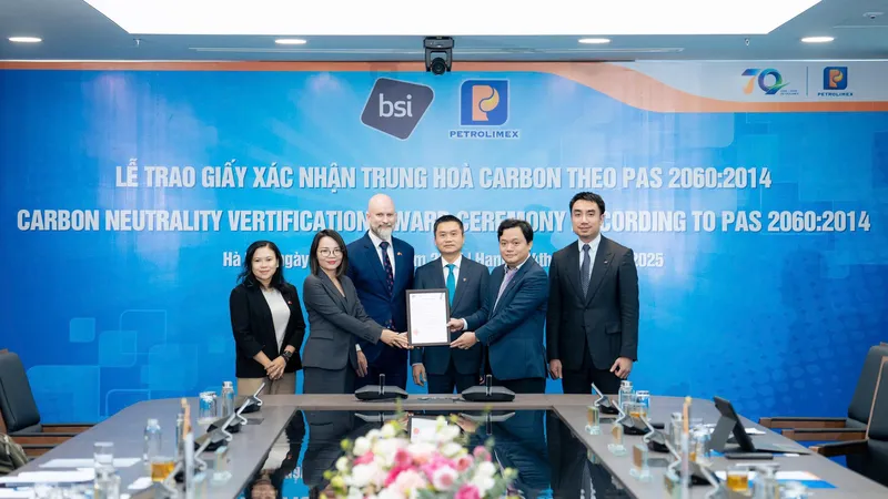 Ông Nguyễn Ngọc Tú, Phó Tổng giám đốc đại diện Petrolimex nhận giấy Xác nhận Trung hòa carbon từ đại diện Đại sứ quán Anh và Tổ chức BSI 