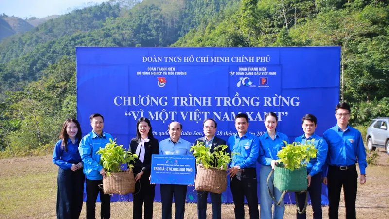 Phó Tổng giám đốc Petrolimex Nguyễn Sỹ Cường trao biển tượng trưng trồng rừng tới đại diện Vườn Quốc gia Xuân Sơn cùng các suất cây giống dành cho đoàn viên thanh niên hai đơn vị