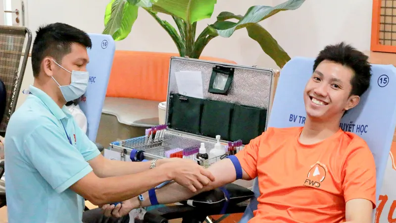 Mỗi nhân viên tại FWD được khuyến khích tham gia các hoạt động thiện nguyện vì cộng đồng thông qua chính sách "Ngày Vì Cộng Đồng - Community Care Volunteering Leave"