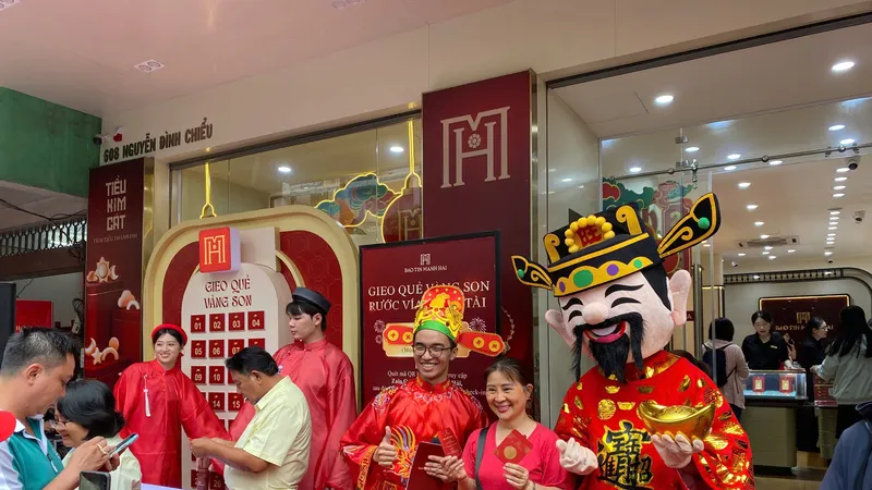 Khách hàng hào hứng tham gia chương trình "Giao quẻ vàng son - Rước vía Thần tài" tại Bảo Tín Mạnh Hải trong ngày mùng 10 tháng Giêng