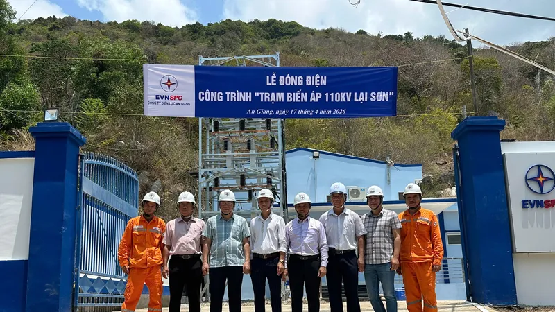 Chủ tịch HĐTV EVNSPC Lê Văn Trang (thứ 3 từ trái sang) cùng lãnh đạo các đơn vị tham gia chỉ đạo trực tiếp công tác đóng điện tại Trạm biến áp 110kV Lại Sơn