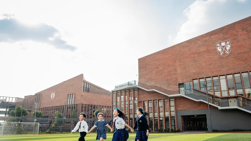 Kế thừa di sản giáo dục lâu đời gần 200 năm của hệ thống Brighton College tại Vương Quốc Anh, Nhà trường kết hợp hài hòa giữa những tiêu chuẩn học thuật xuất sắc với việc nuôi dưỡng sự tò mò và tư duy độc lập ở mỗi học sinh