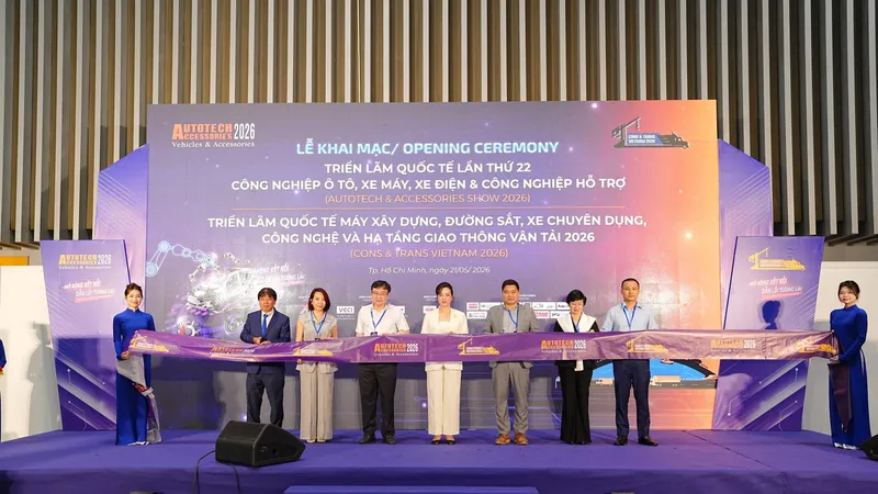 Các đại biểu cắt băng khai mạc hai triển lãm quốc tế lần thứ 22