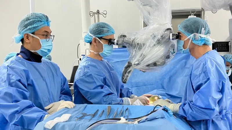 Ê-kíp bác sĩ tiến hành phẫu thuật loại bỏ khối u não cho bệnh nhân.