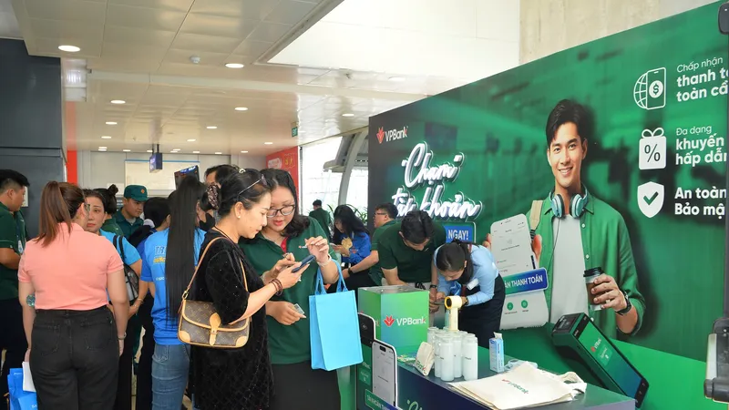 Đông đảo khách tham quan ghé thăm và trải nghiệm các dịch vụ của VPBank tại Ngày hội