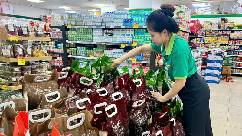 Bà con vùng bão, lũ mua sắm tại các siêu thị Co.opmart phía Bắc