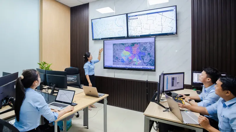 Nhân viên TAWACO trình bày về ứng dụng GIS trong sản xuất kinh doanh, phục vụ khách hàng Ảnh: TÂM NGUYỄN