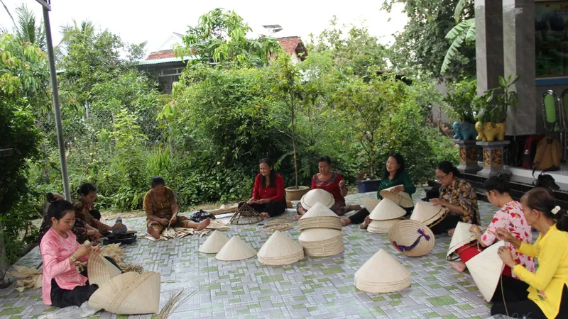 Tổ liên kết chằm nón lá ở ấp Lộc Hưng, xã Lộc Giang, huyện Đức Hòa được hỗ trợ vốn sản xuất
