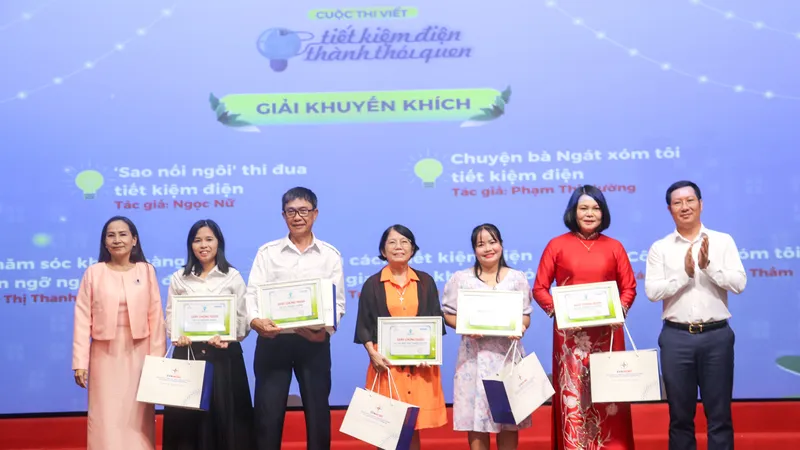 Đại diện ban tổ chức trao giải khuyến khích cho các tác giả