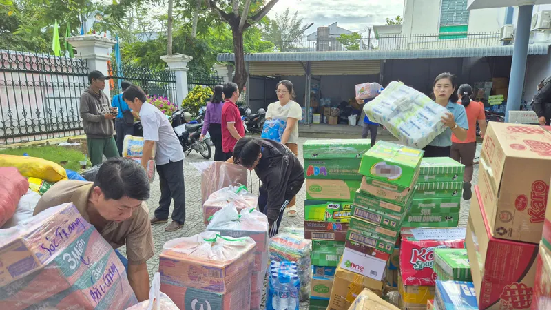 Hàng hóa cứu trợ đồng bào phía Bắc được tập kết để chuyển lên xe