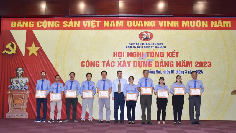 Đảng ủy Tổng công ty Sonadezi trao thưởng cho các tập thể, cá nhân xuất sắc trong công tác xây dựng Đảng năm 2023