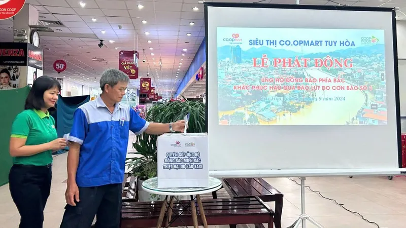 Cán bộ, nhân viên Saigon Co.op đóng góp ủng hộ đồng bào vùng bão, lũ