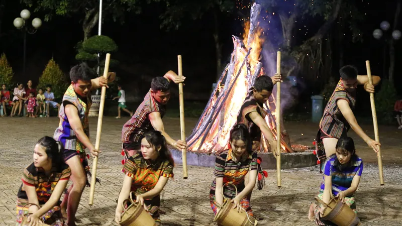 Đội văn nghệ ở Khu Bảo tồn Văn hóa dân tộc S’tiêng trình diễn điệu múa truyền thống