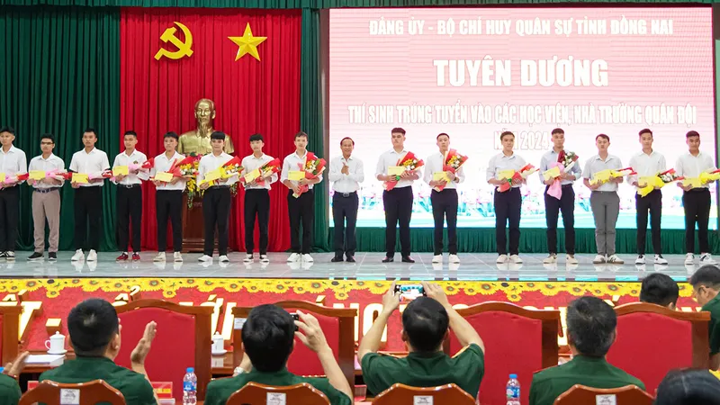  Bộ CHQS tỉnh Đồng Nai tuyên dương thí sinh trúng tuyển các học viện, nhà trường quân đội năm 2024 