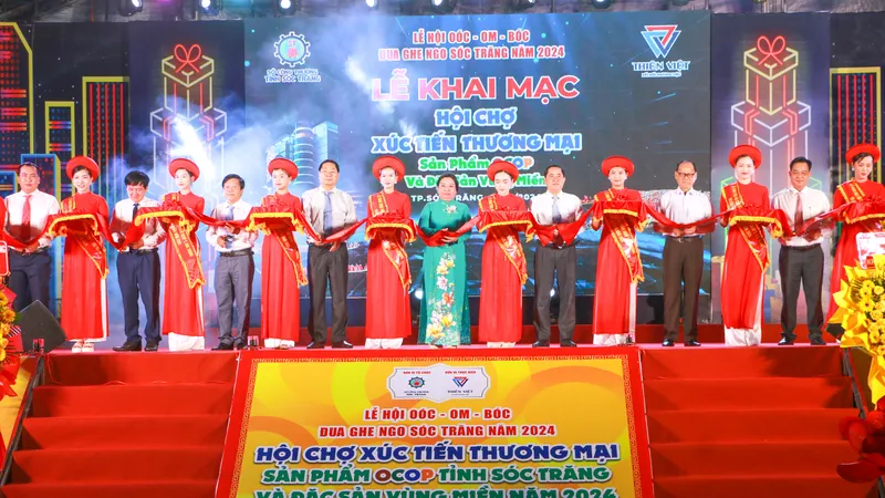 Các đại biểu cắt băng khai mạc Hội chợ xúc tiến thương mại sản phẩm OCOP tỉnh Sóc Trăng và đặc sản vùng miền năm 2024 