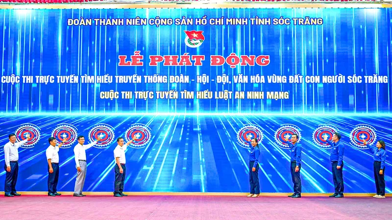 Các đại biểu thực hiện nghi thức phát động 2 cuộc thi trực tuyến 