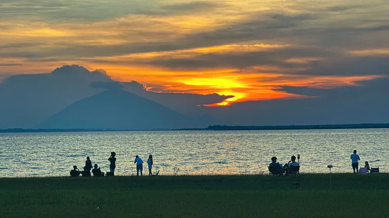 Hoàng hôn bên hồ Dầu Tiếng