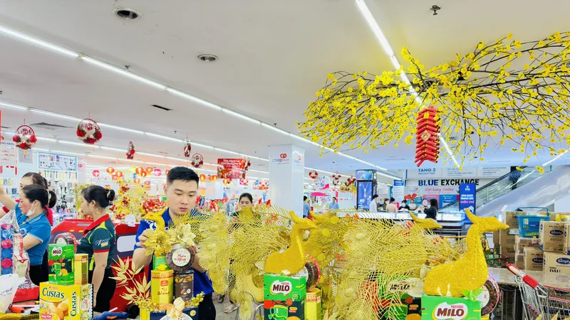 Nhân viên siêu thị gói giỏ quà tết phục vụ khách hàng